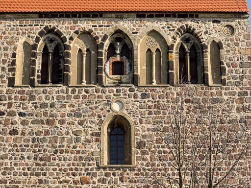 Dorfkirche Riedebeck Frühgotische Klangarkaden in der Westwand des Turms