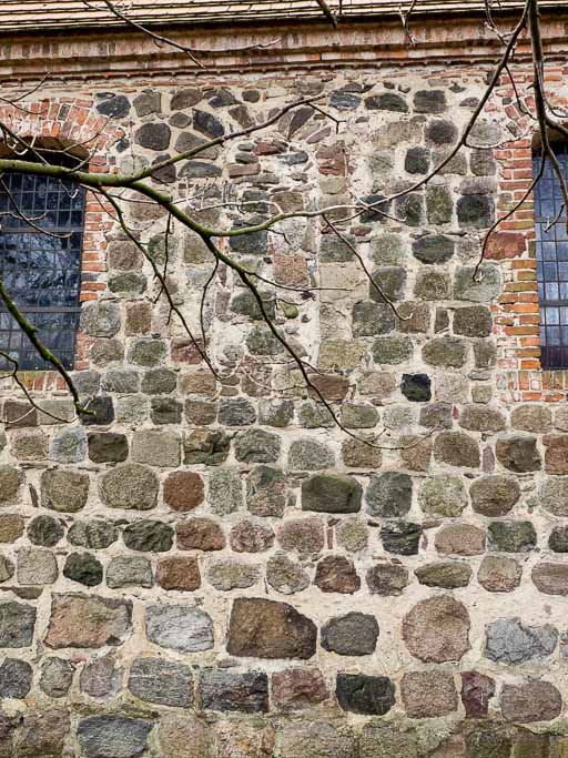 Zugesetztes Rundbogenfenster in weniger qualitativer Ausführung im Chor Nordseite