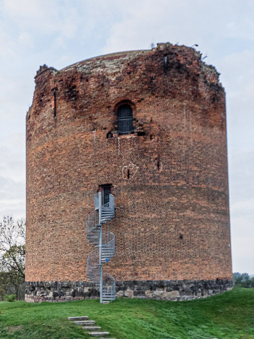 Burg Stolpe Donjon mit oberirdischem Backsteinteil. Der ursprüngliche Eingang ist die rundbogige Öffnung oberhalb der Treppe.