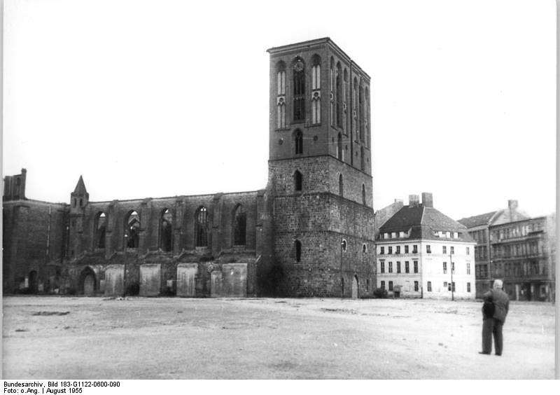Nikolaikirche mit massiven Kriegsschäden.