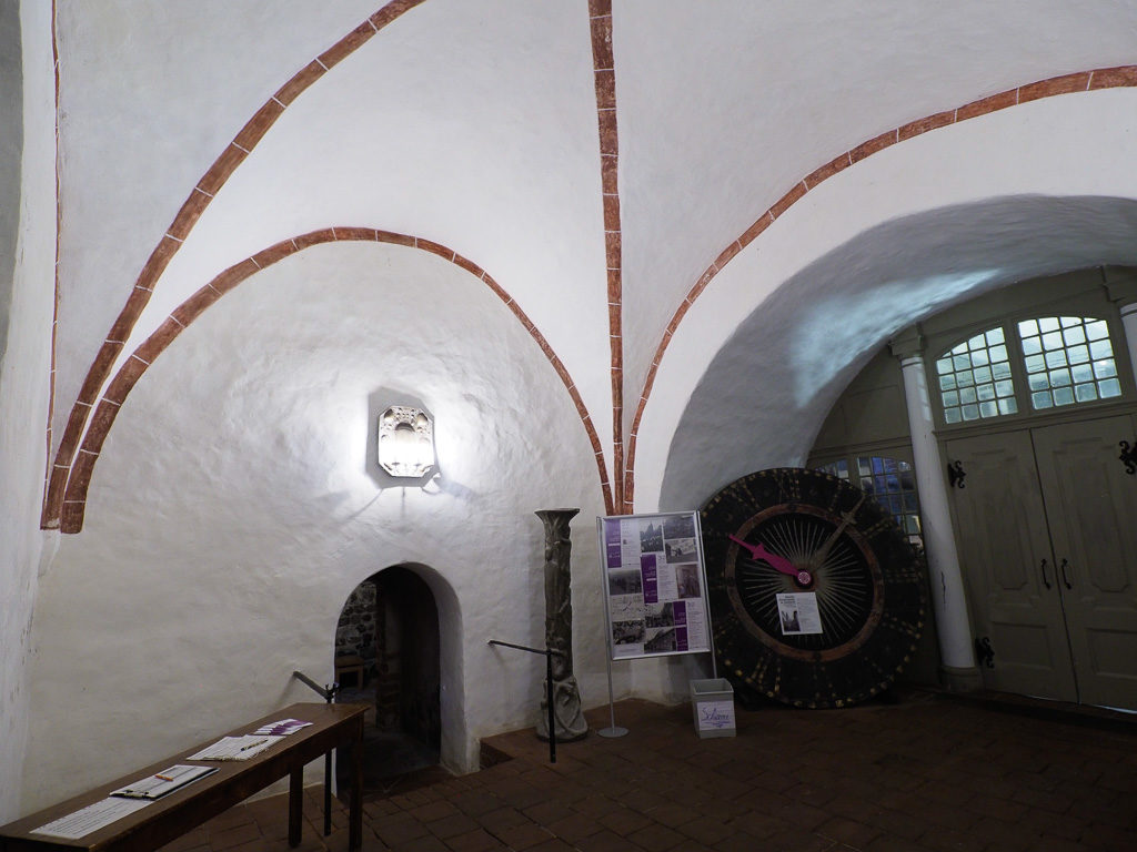 St. Gotthardskirche Gewölbe im Eingangsbereich des Turms. Barocke Kirchturmuhr.