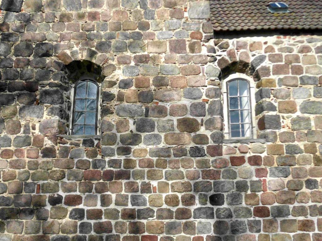 Dorfkirche Klosterdorf Originale Fenster in der Südwand des Turms und Schiffs