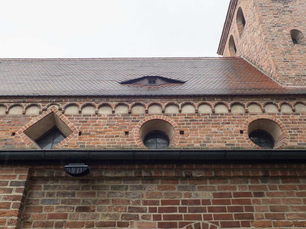 St. Nikolaikirche Rundbogenfries an der Nordwand des Hauptschiffs