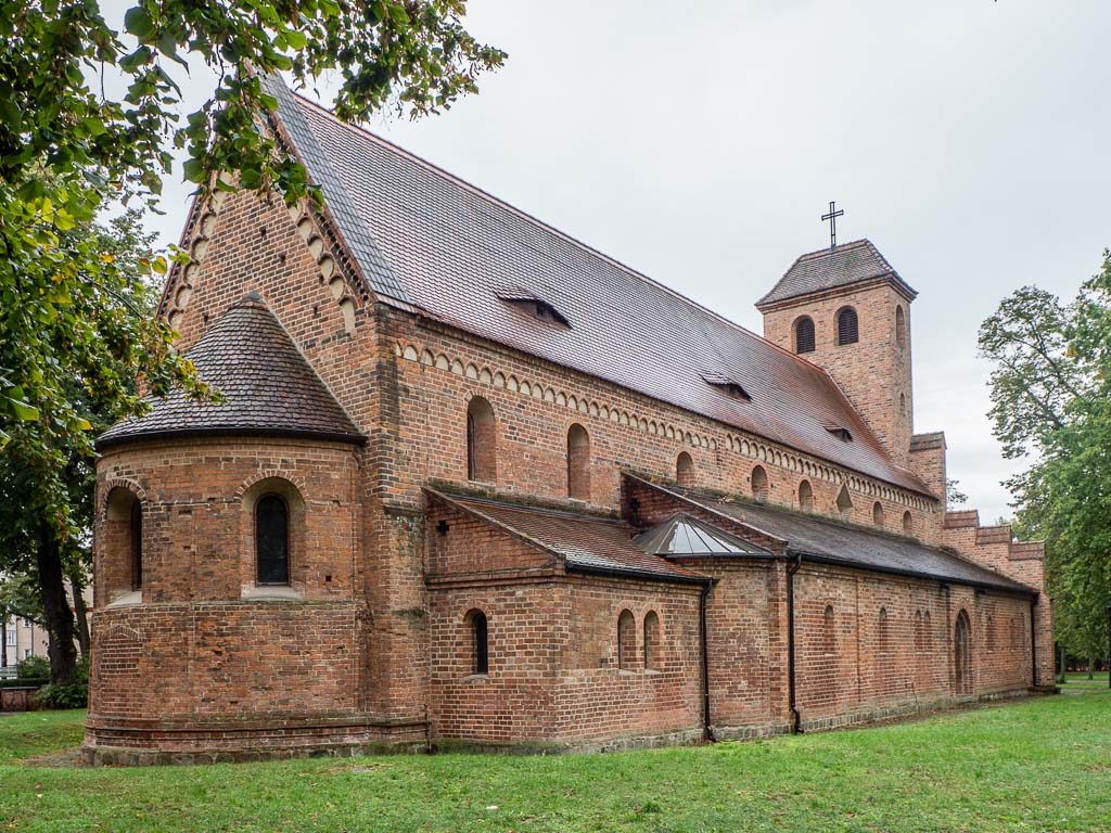 St. Nikolaikirche. Ansicht der romanischen Backstein-Basilika von Nordost
