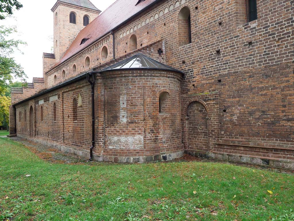 St. Nikolaikirche Hauptschiff und südliches Seitenschiff mit Nebenapsis