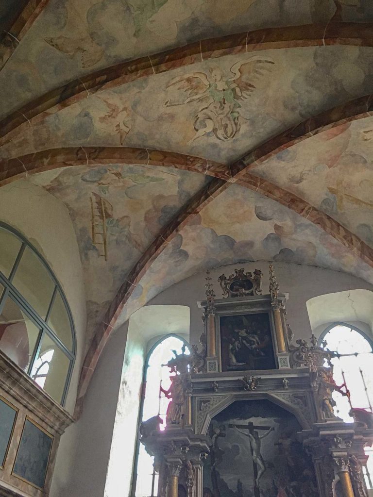 Dorfkirche Plaue Kreuzrippengewölbe und Wandmalereien im Chor
