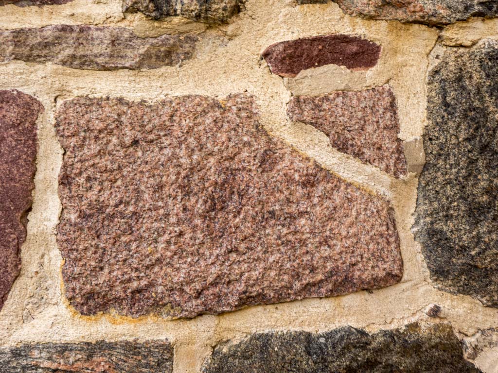 Kirche Waltersdorf. Zerbrochener Granit