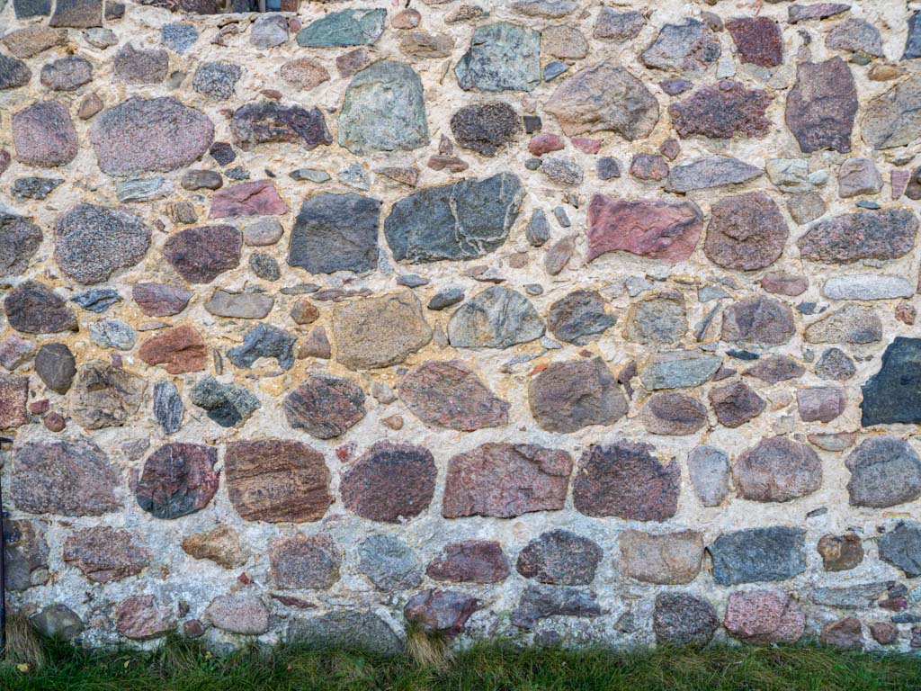Dorfkirche Wergzahna, Recht ungeordnetes Mauerwerk aus überwiegend einseitig gespaltenen Feldsteinen unterschiedlicher Größen.