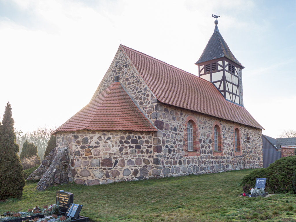Dorfkirche Wergzahna. Ansicht von Nordost mit zugesetztem Apsisfenster