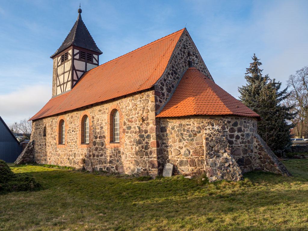 Dorfkirche Wergzahna. Staffelung der Anlage mit sehr langem Schiff und Apsis. Ansicht von Südost.