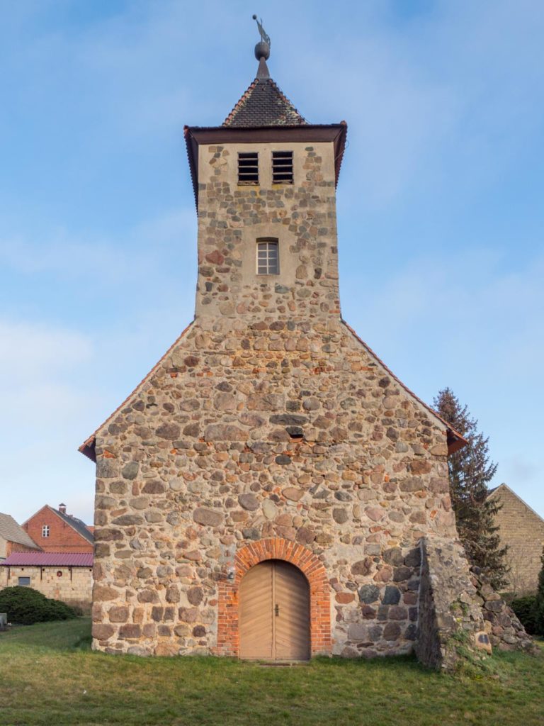 Dorfkirche Wergzahna Westfassade vom Typ Dangelsdorf mit neuzeitlichem Portal