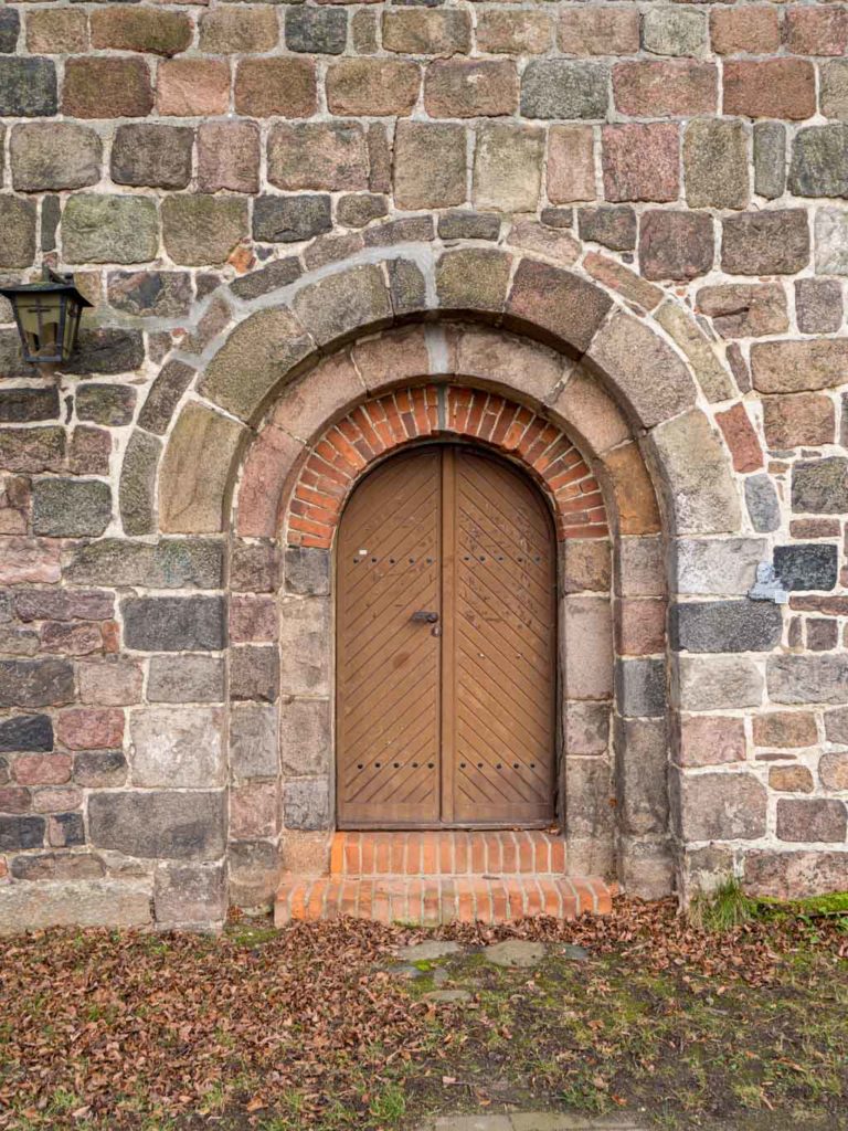 Stadtkirche Zahna-Elster. Portal mit Begleitbogen im nördlichen Querschiff.