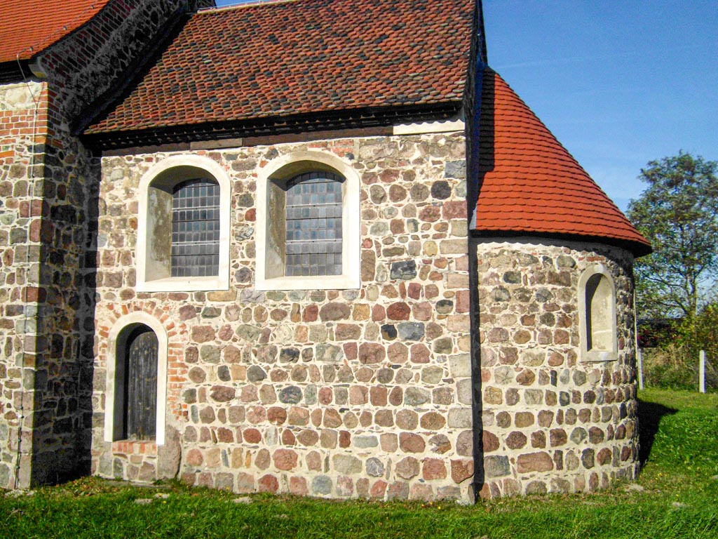 Dorfkirche Lübnitz. Apsis und Chor mit Priesterpforte. Ansicht von Süden.