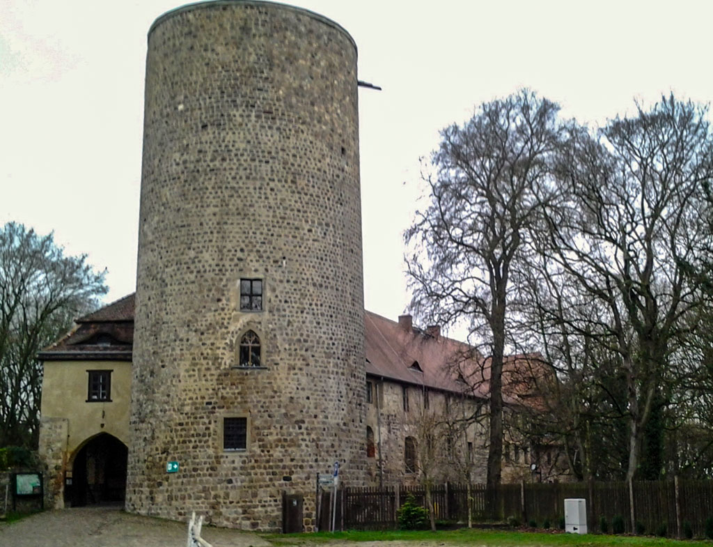 Burg Rabenstein. Romanischer Bergfried und Palas mit romanischen Relikten.
