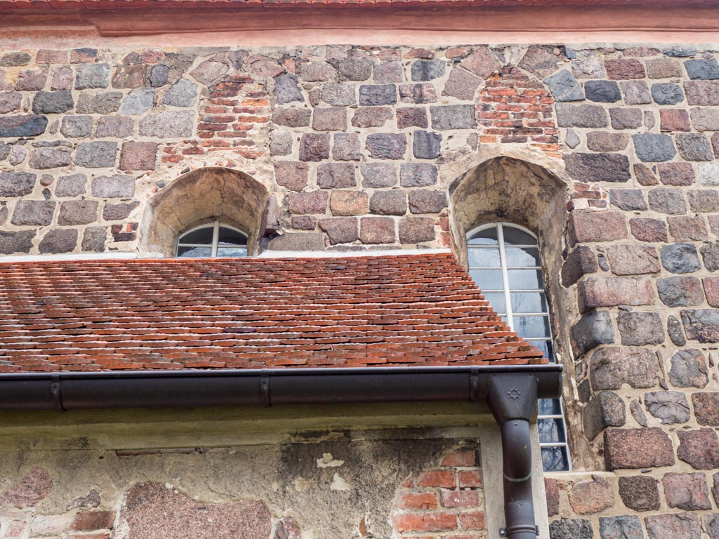 Zugesetzte Originalfenster in der Südwand des Chors und neue Barockfenster.