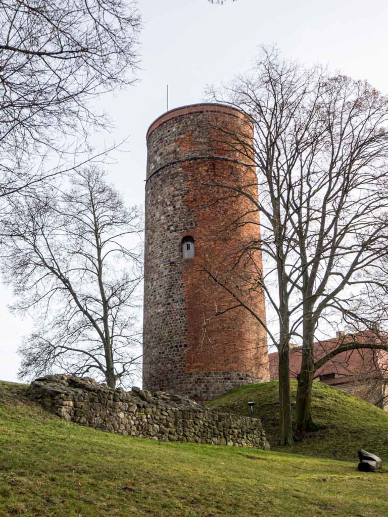 Burg Belzig. Bergfried mit Ausbesserungen in Backstein und Resten der Schildmauer