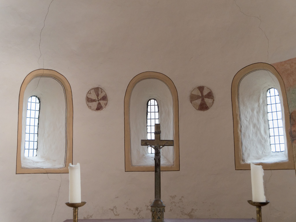 Originale Apsisfenster und freigelegte Weihekreuze.