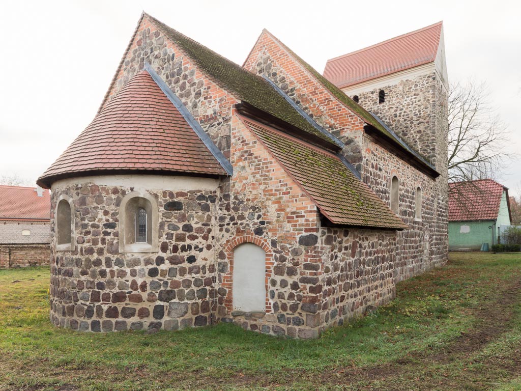 Dorfkirche Lübnitz. Ansicht von Nordost mit Sakristei.