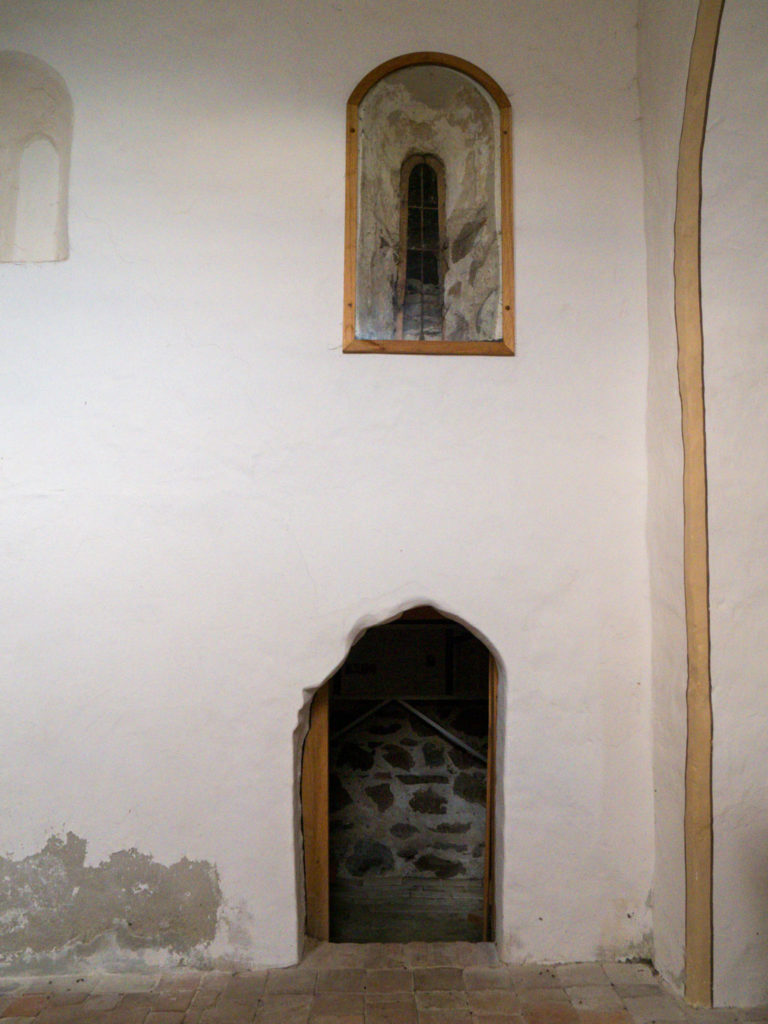 Fenster und "organisch" gestalteter Eingang zur Sakristei.