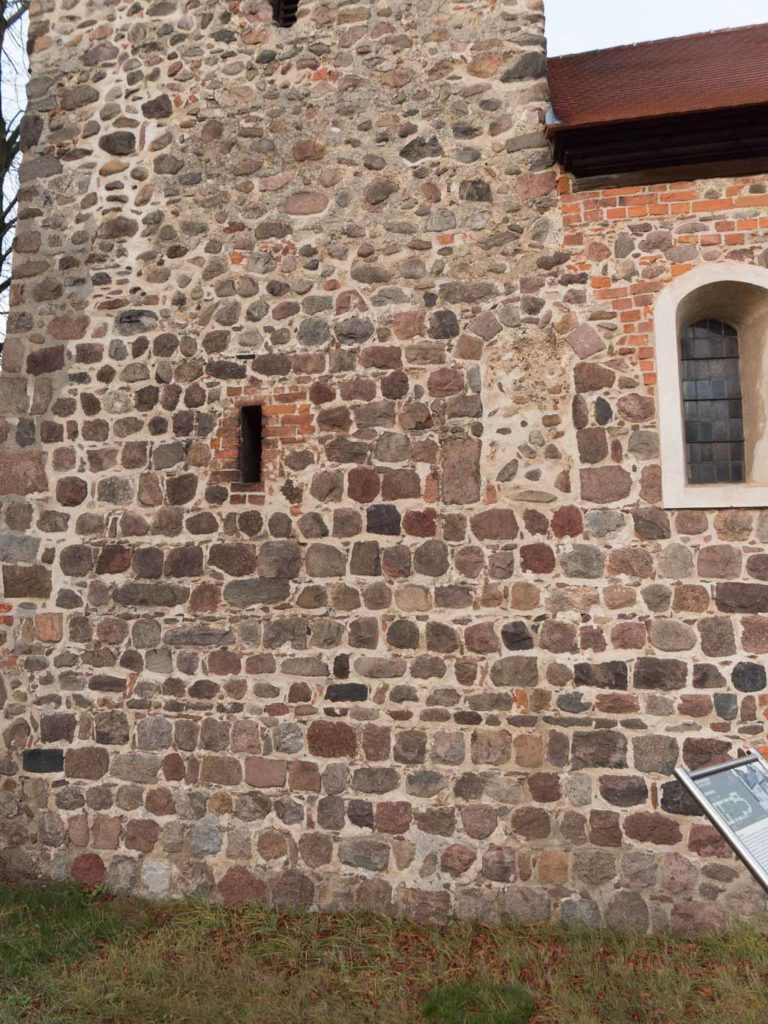 Zugesetztes romanisches Fenster in der Südwand des Schiffs, heute geteilt durch den Übergang vom Schiff zum Turm