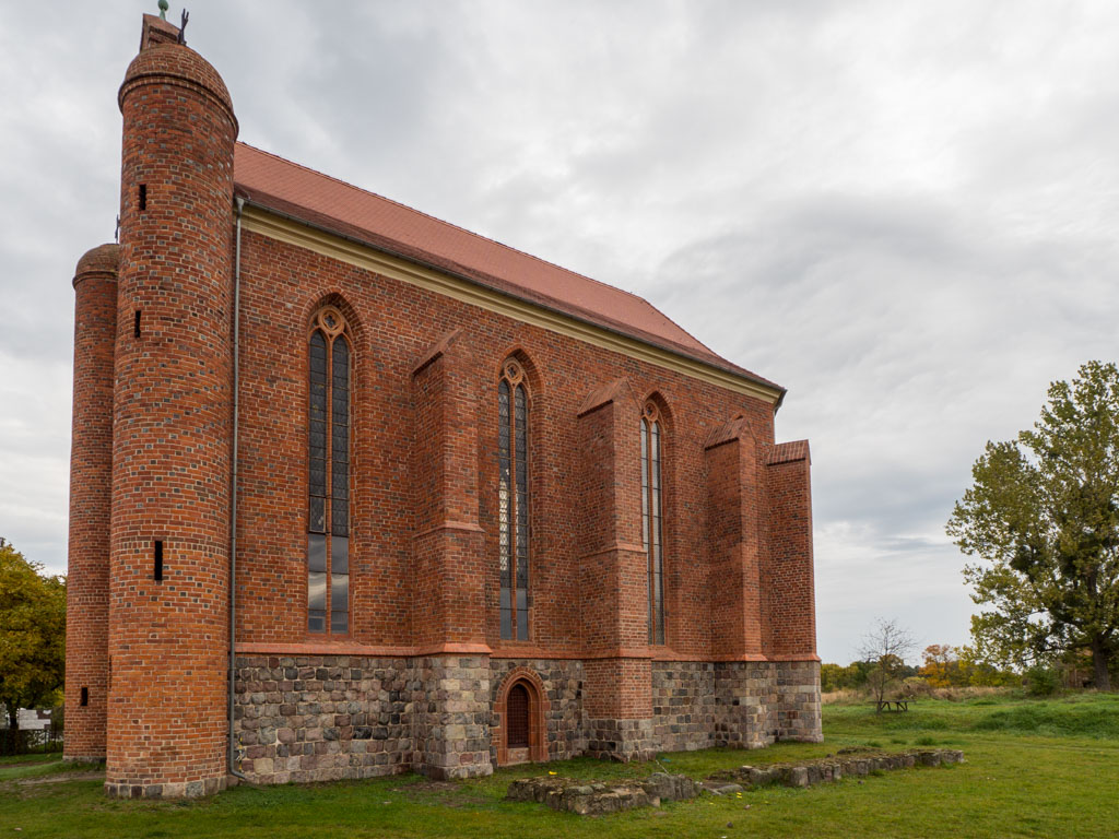 Restaurierte frühgotische Kirche der Kommende Quartschen (Chwarszczany)