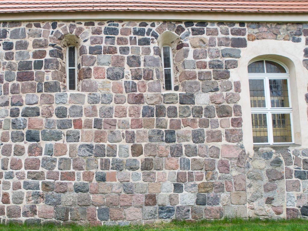 Dorfkirche Güterfelde. Zwei originale Rundbogenfenster in der Nordwand des Schiffes.