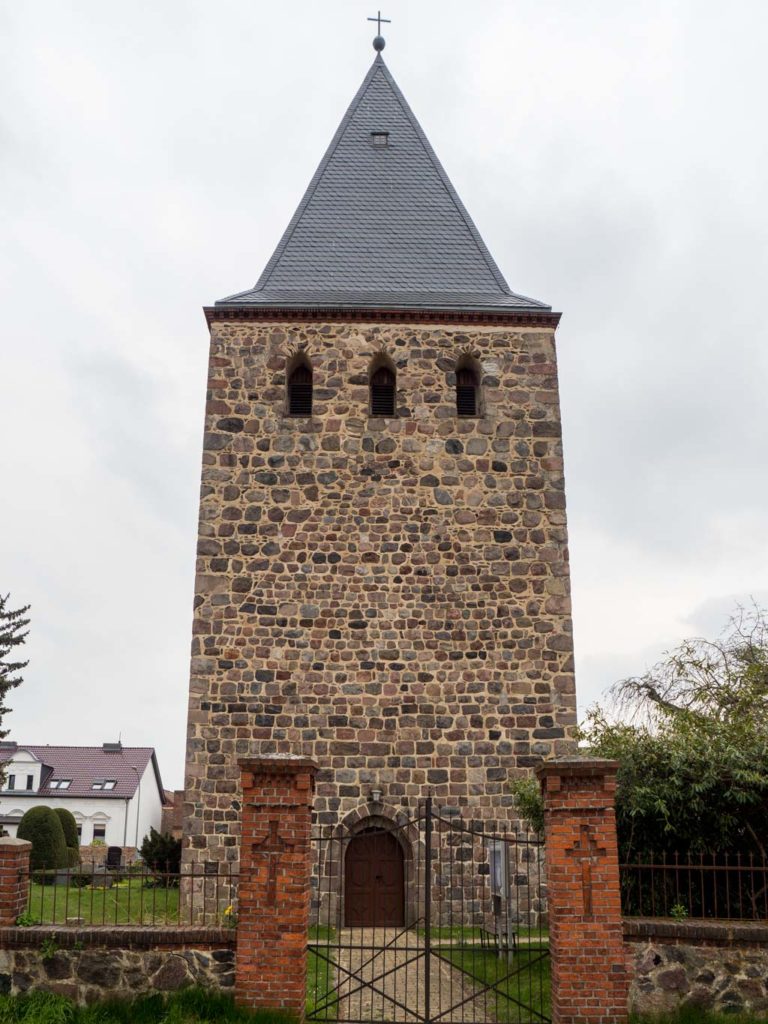Dorfkirche Güterfelde. Westturm mit sichtbarem Verlauf des ehemaligen Giebels