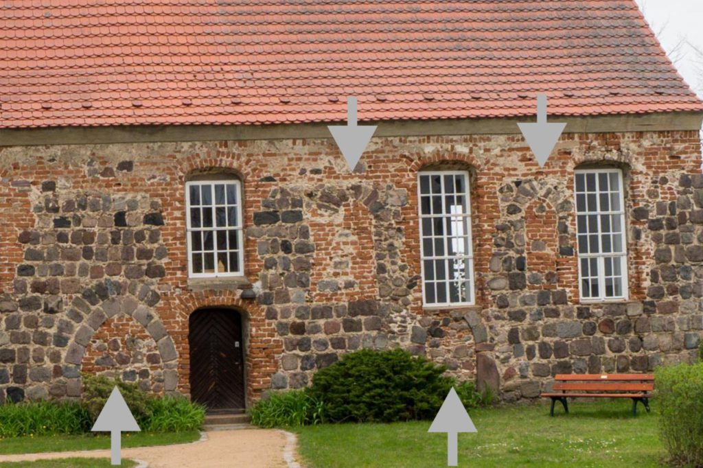 Dorfkirche Kleinbeeren. Romanische Relikte in der Südfassade. Die Pfeile kennzeichnen von links nach rechts: Gemeindepforte, Fenster, Priesterpforte, Fenster.