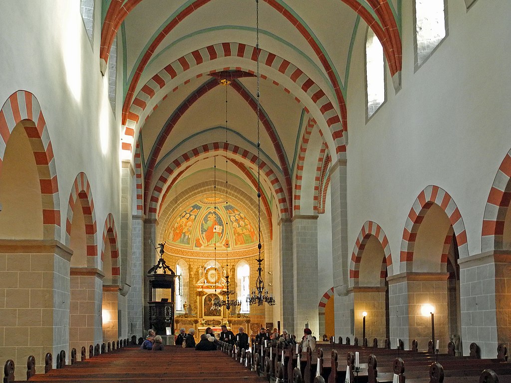 Klosterkirche Zinna, Inneres: Pfeiler, Kreuzgewölbe, Spitzbögen