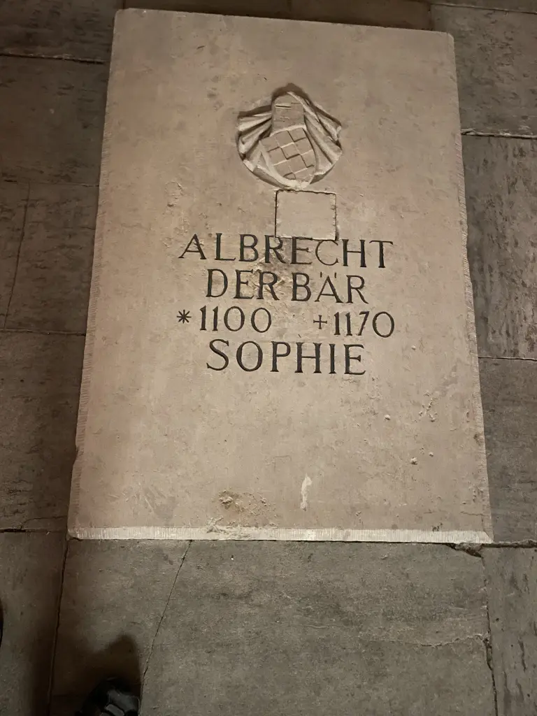 Inszenierung des Albrecht-Grabes