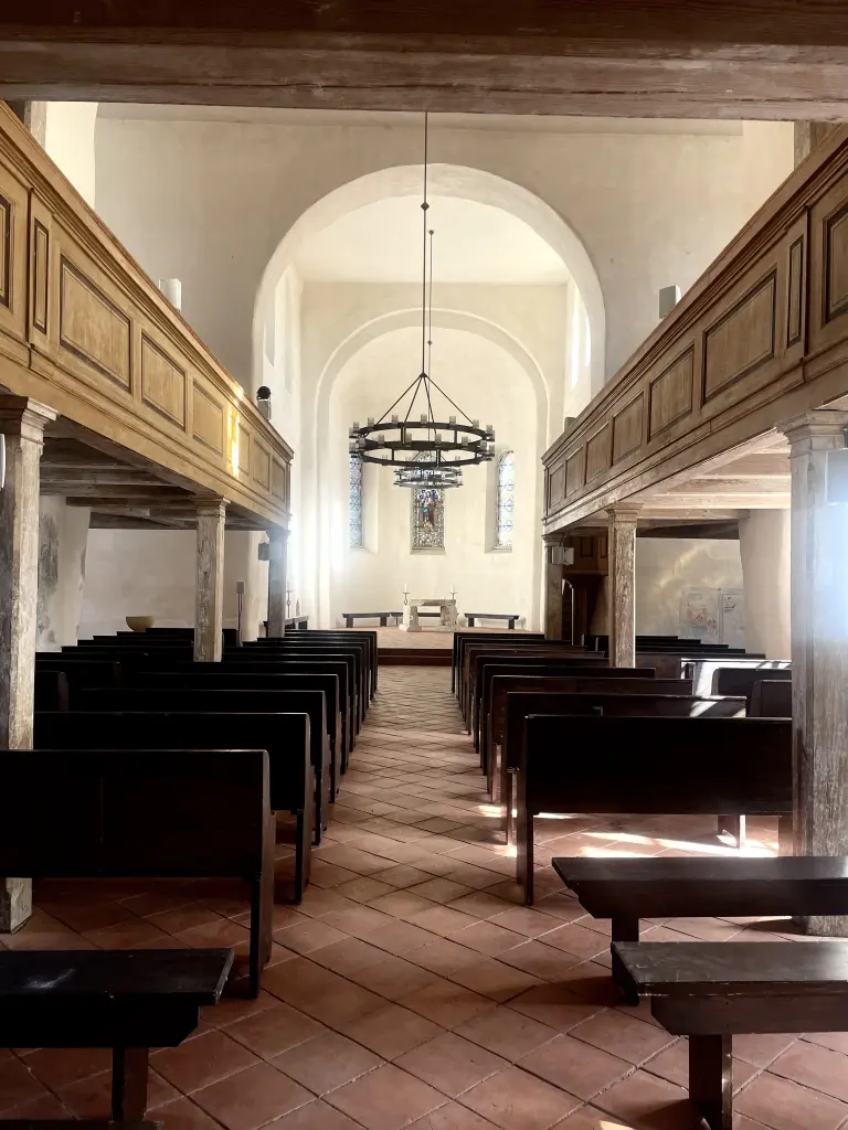 Blick nach Osten entlang des Schiffs mit Emporen